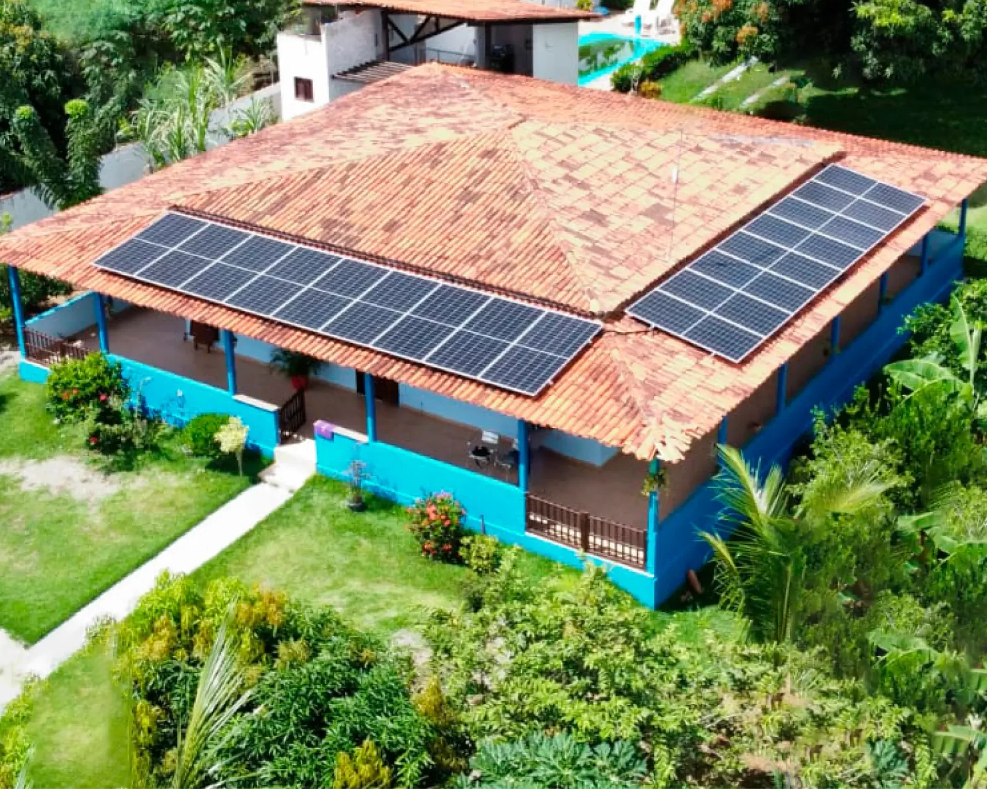 Painéis solares instalados em cima da casa