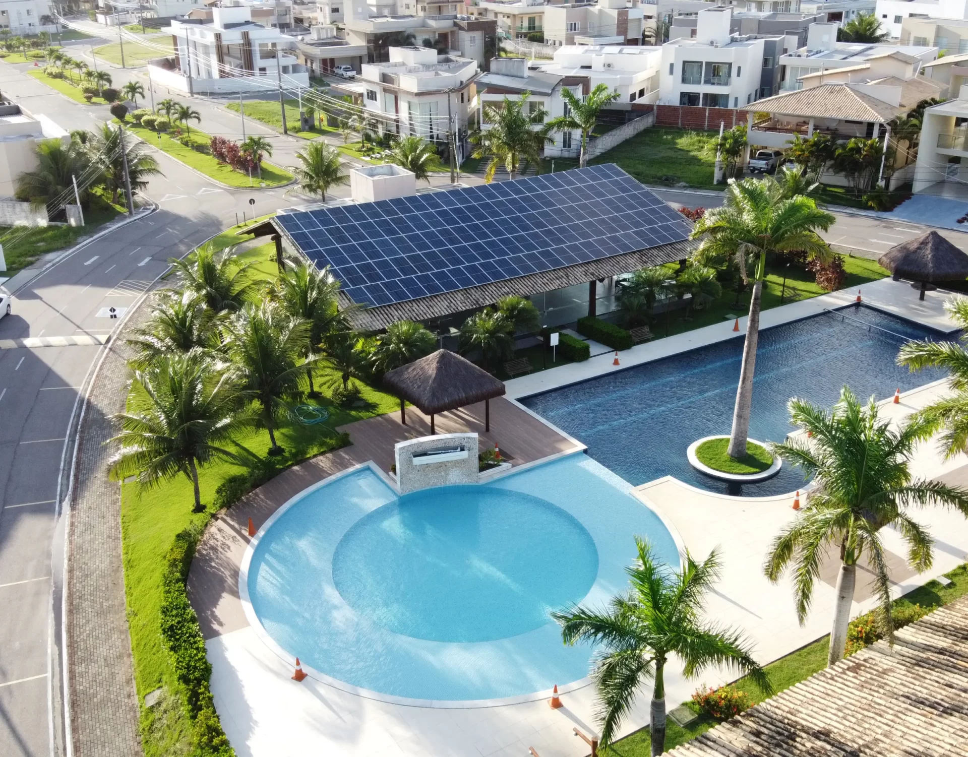 imagem de área de lazer com sistema de energia soltar para ilustrar página sobre soluções em energia fotovoltaica