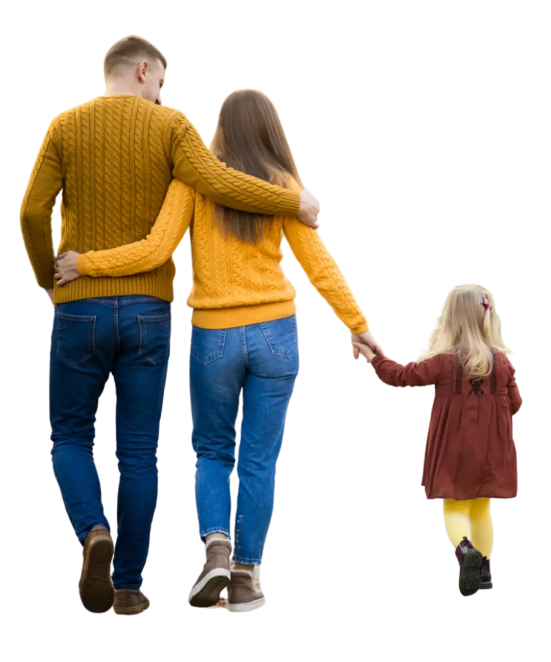 família feliz ao contratar as soluções em energia fotovoltaica em sua residência