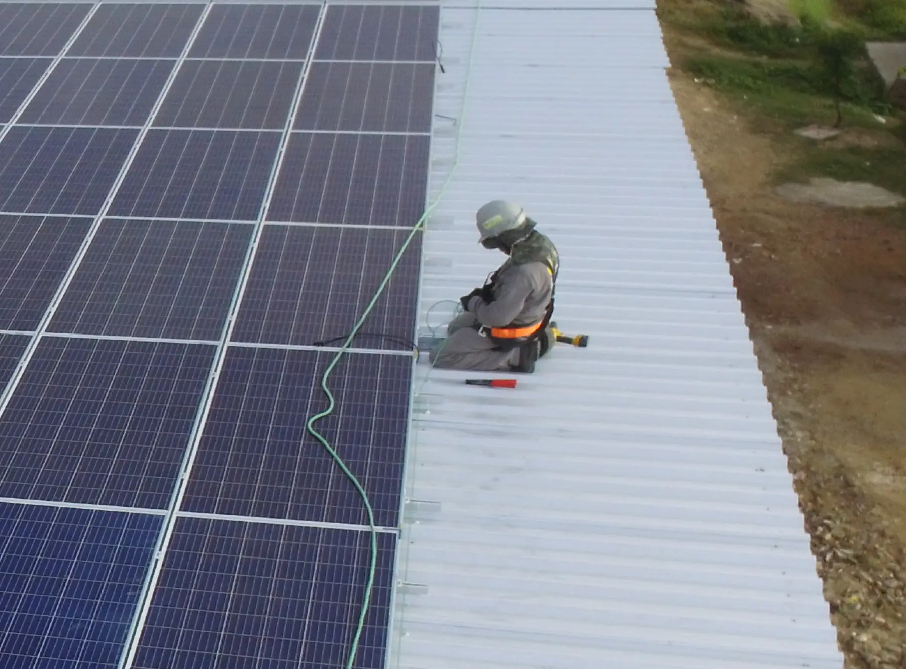 imagem de trabalhador em sistema de energia solar para ilustrar página sobre manutenção preventiva