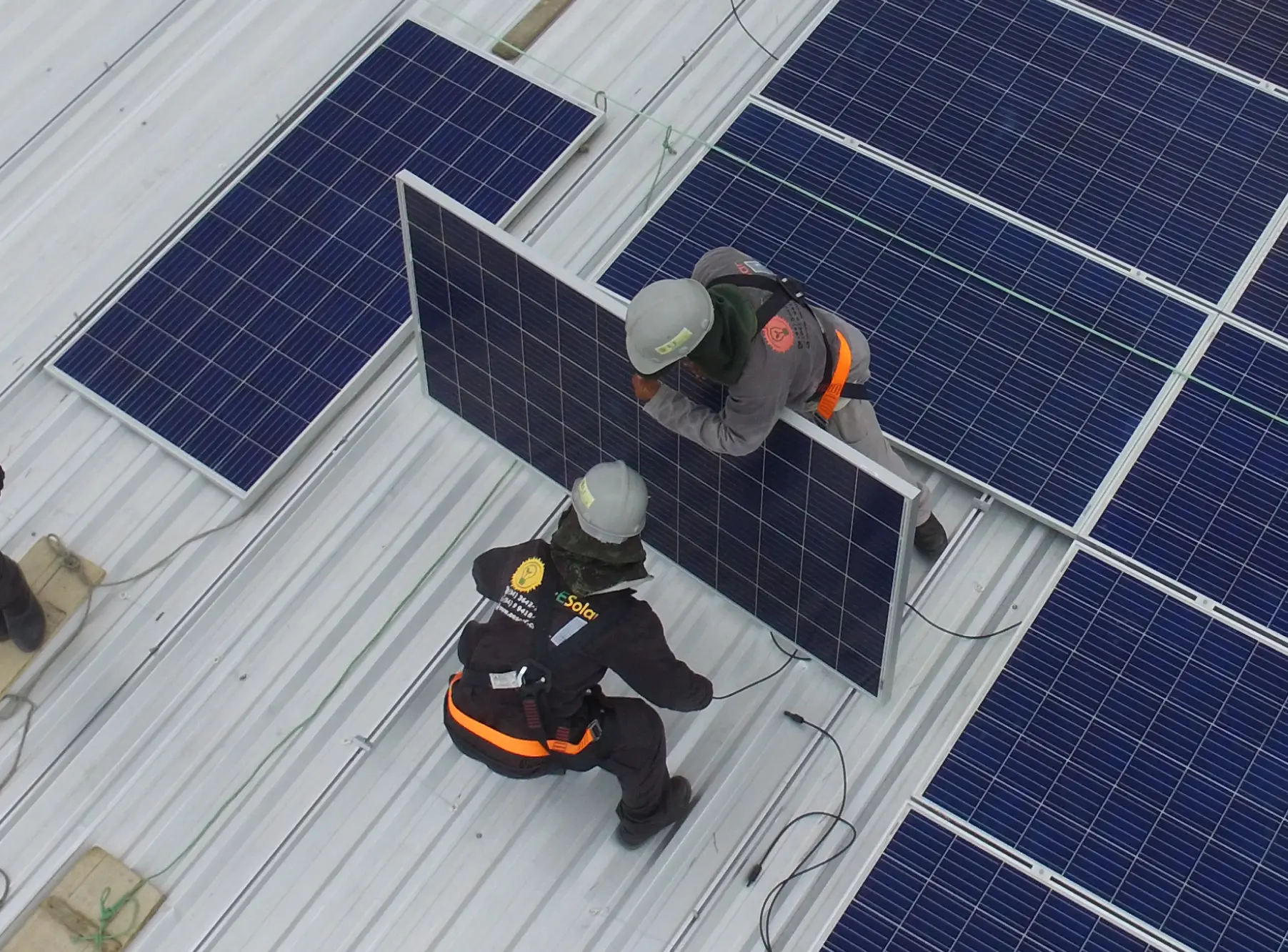 trabalhadores em sistema de energia solar para ilustrar página sobre manutenção corretiva